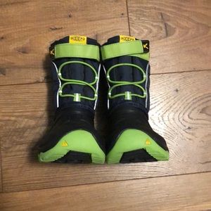New keen snow boots size 8
